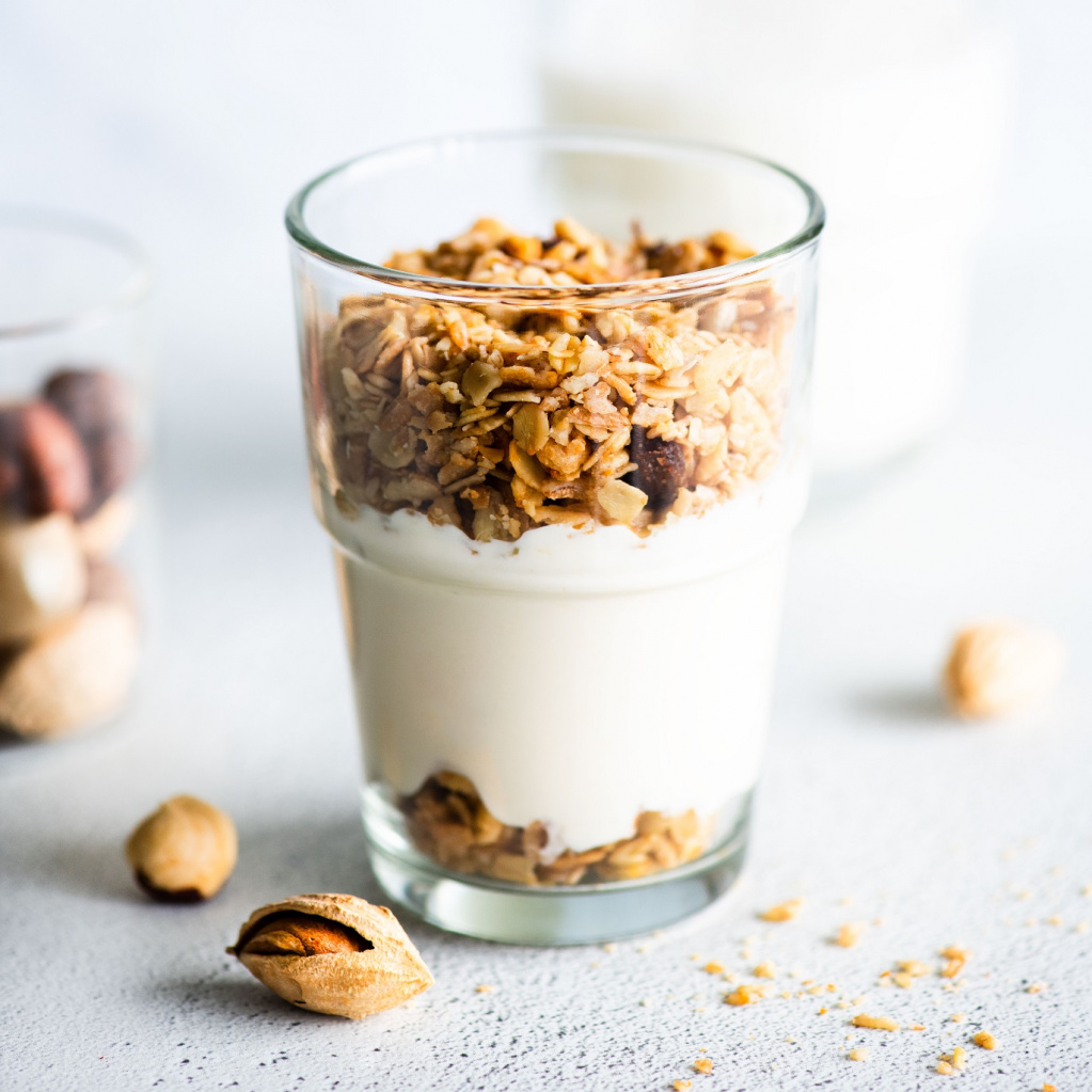 Гранола с йогуртом и орехами.jpg